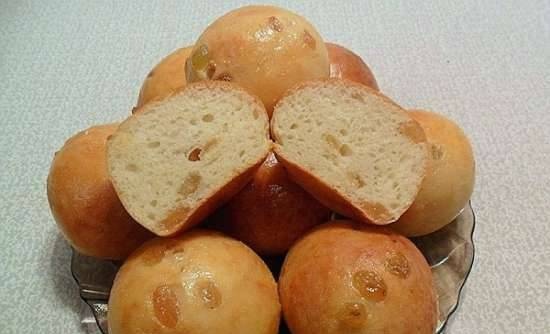 Cottage cheese buns with raisins