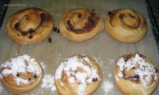 Buttermilk buns with cinnamon, raisins and nuts