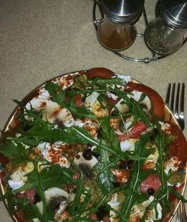 Arugula salad with salmon and mushrooms