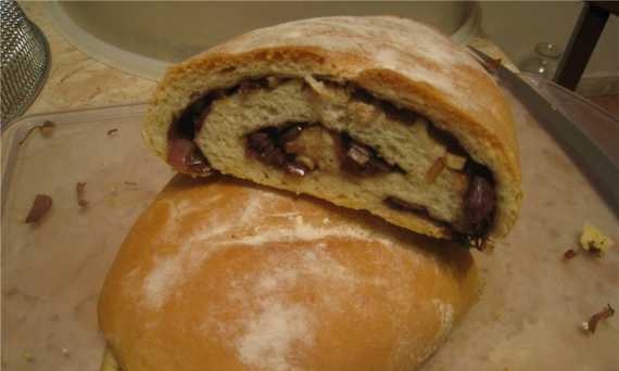 Bread with sweet red onions, garlic, thyme ... and balsamic vinegar