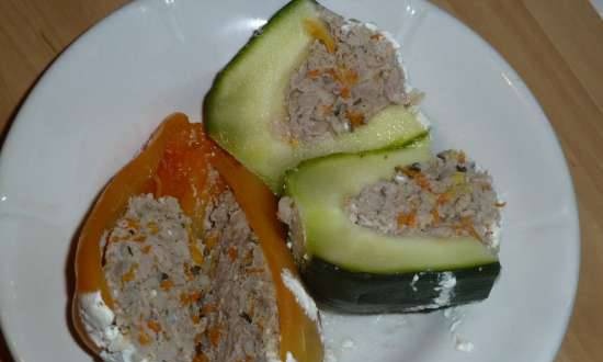 Peppers and zucchini stuffed with minced turkey, with carrots and barley