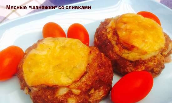 Meat "shanezhki" with cream