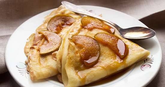 Pancakes with custard and caramelized pear