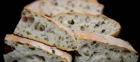 לחם שטוח מחמצת עם זיתים בשיטת הבצק הישנה