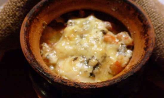 Jerusalem artichoke with crayfish tails and blue cheese in a pot