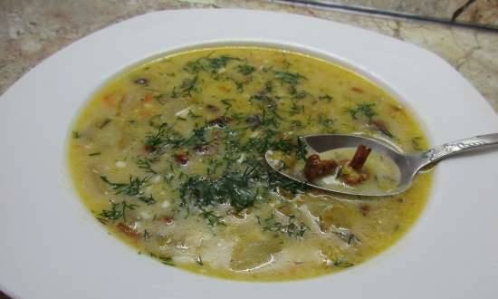 Cheese soup with chanterelles