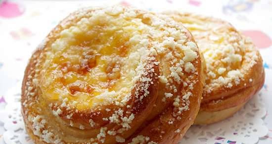 Butter bun with ricotta and jam