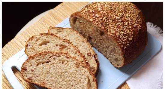 לחם שיבולת שועל עם קינמון וצימוקים לפי המתכון מהספר "לחם. טכנולוגיה ומתכונים" מאת ג'יי המלמן.