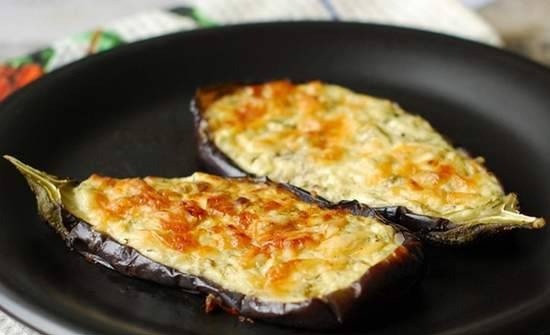 קוקריקאס - חציל אפוי עם גבינת קוטג ', גבינה ועשבי תיבול