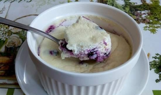 Light curd-yoghurt soufflé with blueberries