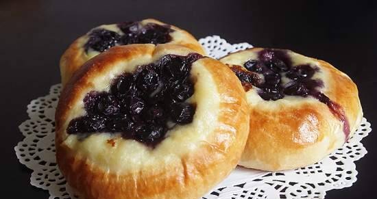Buns with lemon and blueberries