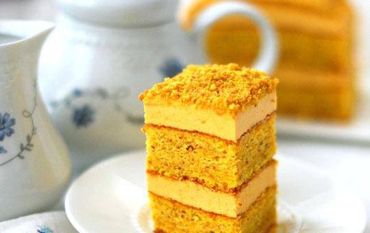 Pumpkin sponge cakes with almonds