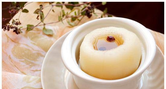 Steamed pear. Autumn dessert with a healing effect
