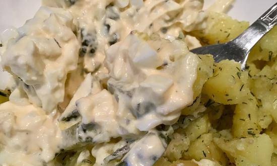 Sour cream and egg sauce for potatoes