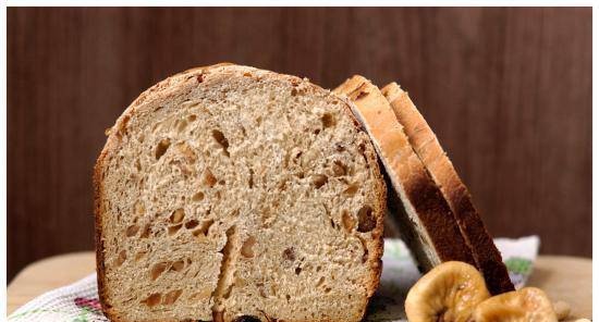 Wheat onion bread with figs, raisins and nuts