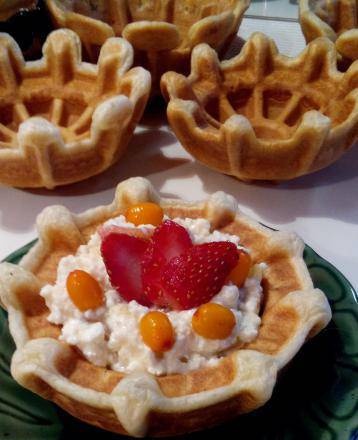 Waffle tartlet with curd and berry filling from Steba tartlet maker