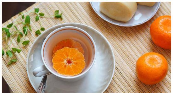 Hot drink with tangerines, honey and ginger