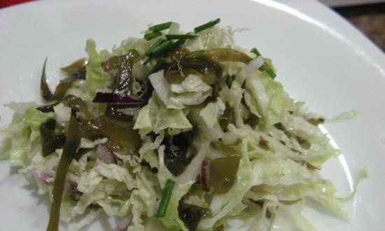 Peking cabbage and seaweed salad with red onions