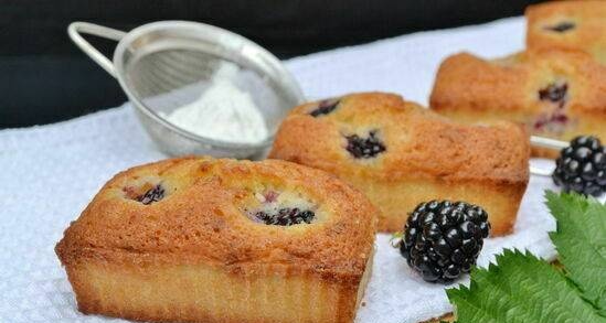 Friandy with blackberries and white chocolate