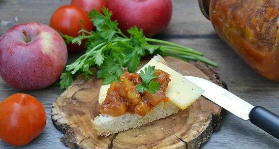 Tomato and apple relish with dates and raisins