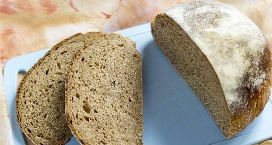 לחם עם 40% קמח שיפון וזרעי קימל מחמצת (J. Hamelman)
