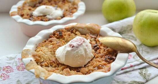 Apple crisp with nuts