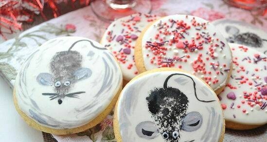 Sugar cookies with ammonia and royal icing