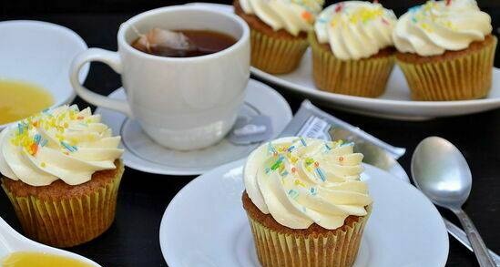 Cupcakes with black tea and honey cream