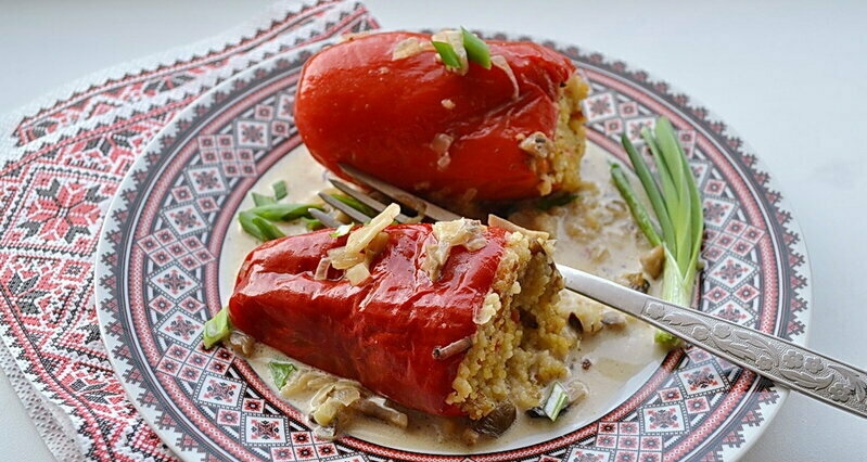 Lean pepper stuffed with couscous and mushrooms