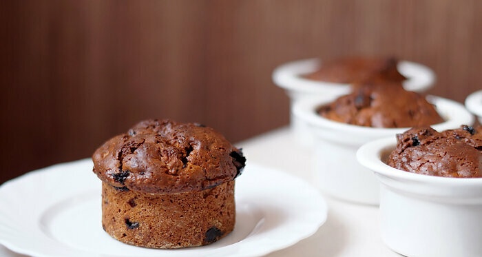 Muffins with rye flour, apples and black currants