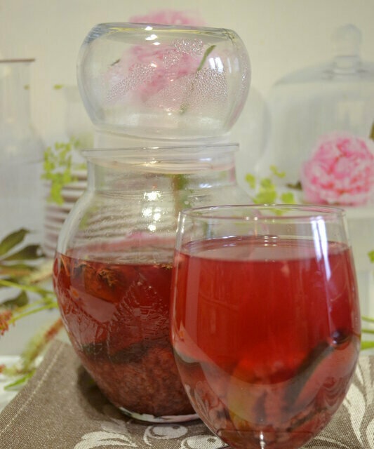 Detox tea with raspberries and cucumber