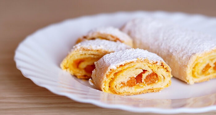 Roll with dried apricots and jam