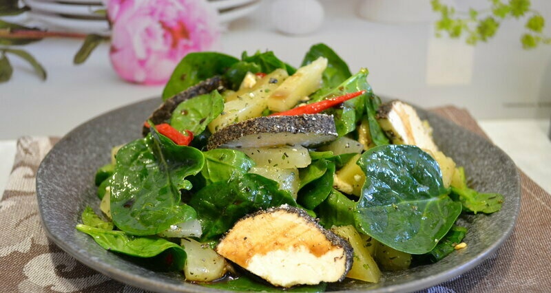 Salad with spinach, pineapple and original Belper Knolle cheese