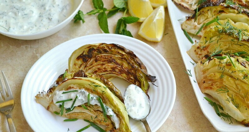 Baked young cabbage with yoghurt sauce (+ video)