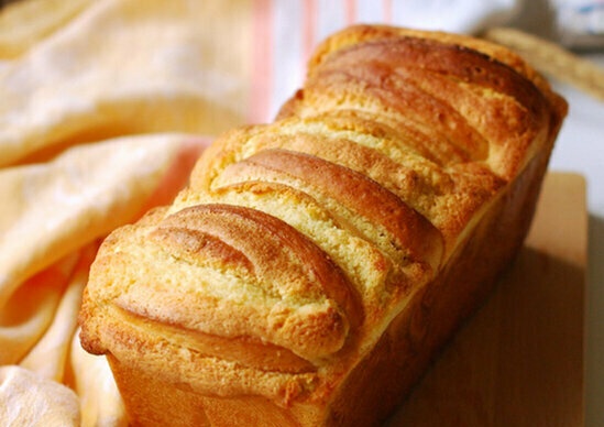 לחם חמאה על יוגורט עם שכבת שקדים