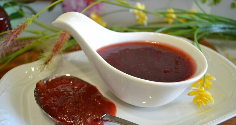 Strawberry sauce with nutmeg and port
