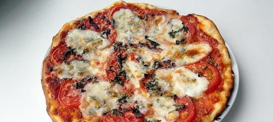 פיצה מרגריטה על בצק לא מסורתי (+ וידאו)