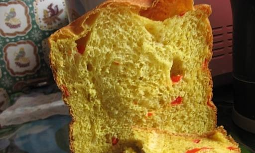 Sweet pepper, turmeric and cheese bread (bread maker)