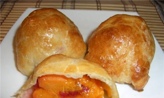 Puff pies with apricots and berries