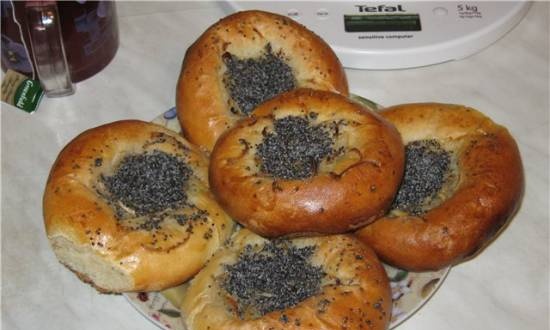 Buns with onions and poppy seeds