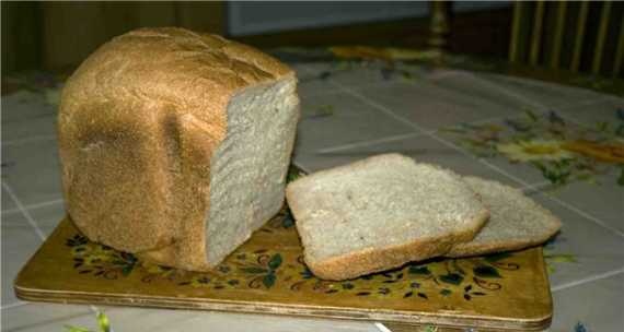 לחם עם קמח שיפון וזרעי קימל בתוך יצרנית לחם
