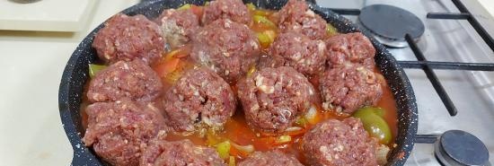 Meatballs with tomatoes and bell peppers without a drop of oil, served with spaghetti (+ video)