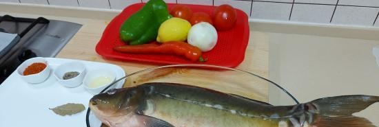 Mirror carp baked with vegetables and lemon in foil (+ video)