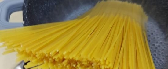 קציצות עם עגבניות ופלפלים ללא טיפת שמן, מוגשות עם ספגטי (+ וידאו)