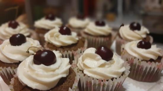 Chocolate cupcakes with sour cream (+ video)