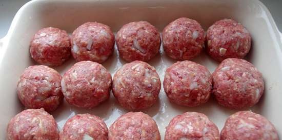 Meatballs baked with creamy mushroom sauce