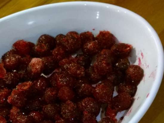 Walnut pudding with cherries