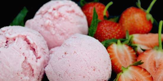 Strawberry ice cream with yogurt