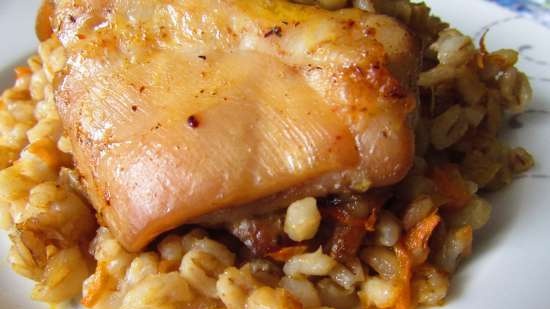 Barley baked with chicken in the oven