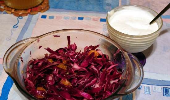 Red cabbage salad with tangerines